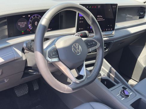 Used 2026 Volkswagen Tiguan SE AWD/4WD image 13