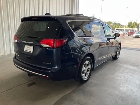Used 2018 Chrysler Pacifica Touring Plus FWD image 19
