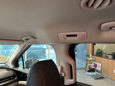 Certified 2022 Kia Carnival EX image 42