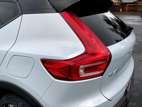 Used 2022 Volvo XC40 P8 Recharge Ultimate image 32