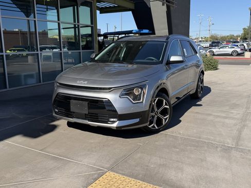 Used 2023 Kia Niro EX Touring image 2