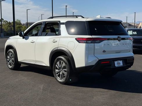 Certified 2024 Nissan Pathfinder SV FWD image 3