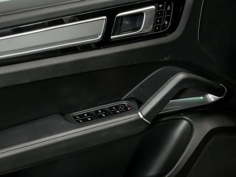 Used 2020 Porsche Cayenne Turbo image 9