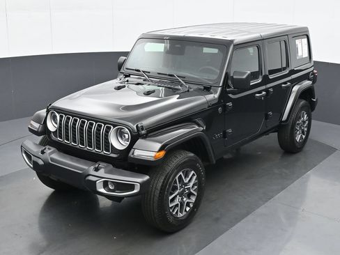 Used 2025 Jeep Wrangler Unlimited Sahara AWD/4WD image 19