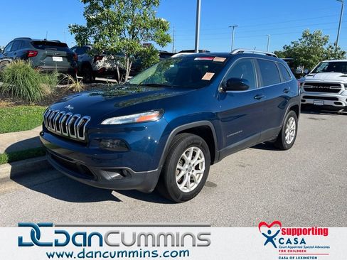 Used 2018 Jeep Cherokee Latitude w/ Cold Weather Group AWD/4WD image 1