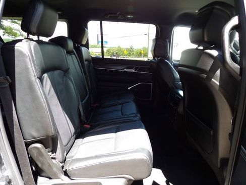 Used 2024 Jeep Wagoneer L Series II w/ Flexible Seating Group AWD/4WD image 12
