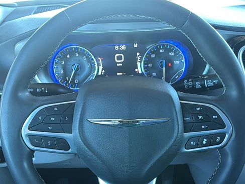 Used 2023 Chrysler Pacifica Touring-L image 31