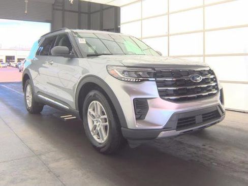 Used 2025 Ford Explorer Active AWD/4WD image 3