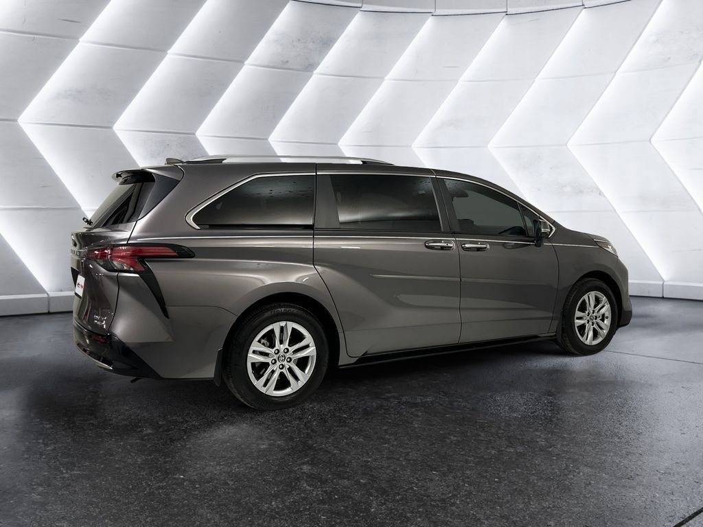 Used 2023 Toyota Sienna Limited FWD image 4