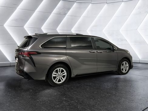 Used 2023 Toyota Sienna Limited FWD image 4