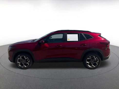Used 2025 Chevrolet Trax LT w/ LT Convenience Package FWD image 9