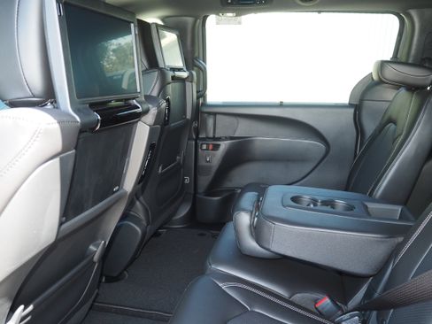 New 2025 Chrysler Pacifica Select w/ Uconnect Theater Family Group image 17