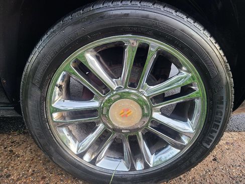 Used 2010 Cadillac Escalade Premium image 9