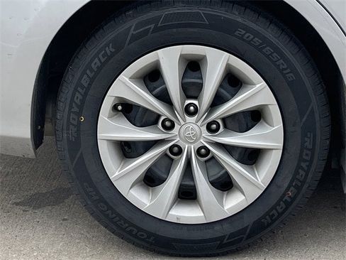 Used 2017 Toyota Camry LE image 9