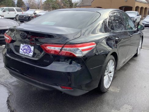 Used 2018 Toyota Camry XLE image 11