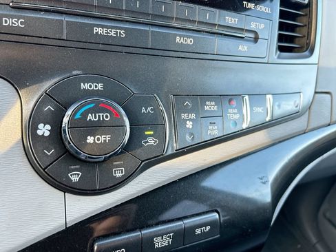 Used 2014 Toyota Sienna LE FWD image 24