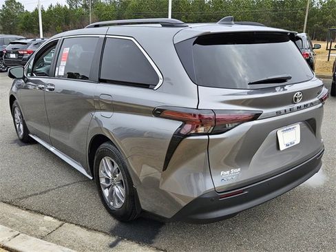 New 2026 Toyota Sienna XLE image 11