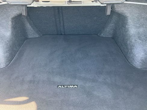 Used 2025 Nissan Altima 2.5 SV FWD image 10