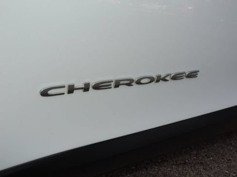 Used 2019 Jeep Cherokee Latitude Plus w/ Cold Weather Group FWD image 18