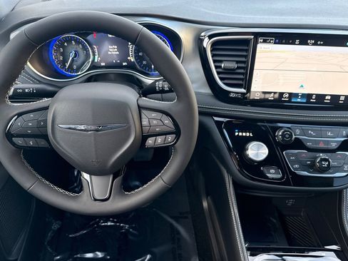 New 2026 Chrysler Pacifica Limited image 11