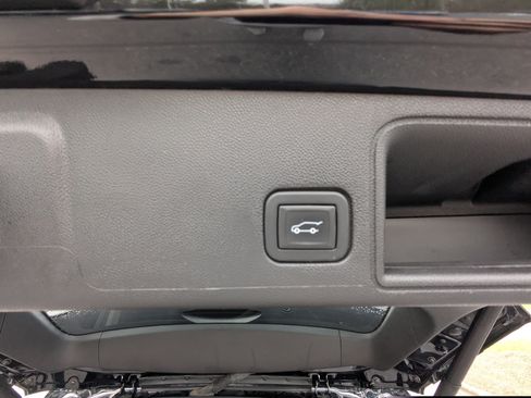 Used 2023 GMC Terrain SLT image 15