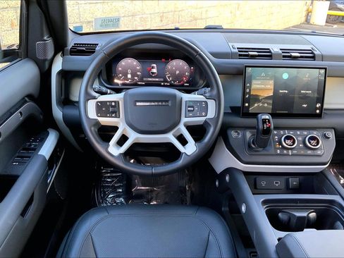 Used 2024 Land Rover Defender 110 SE image 5