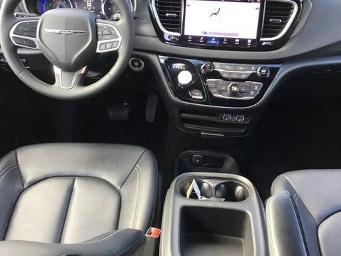 Used 2025 Chrysler Pacifica Select image 7