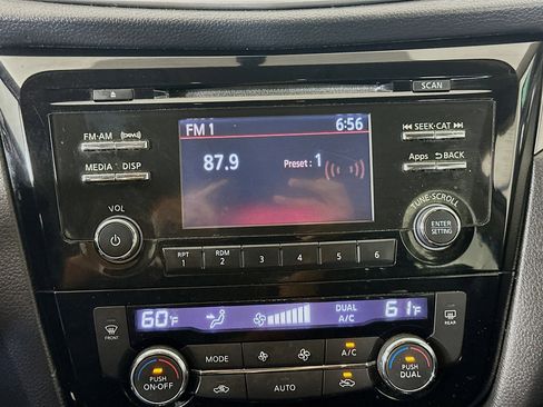 Used 2015 Nissan Rogue SV image 19