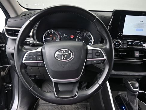 Used 2023 Toyota Highlander L image 25