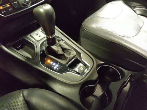 Used 2019 Jeep Cherokee Limited FWD image 26