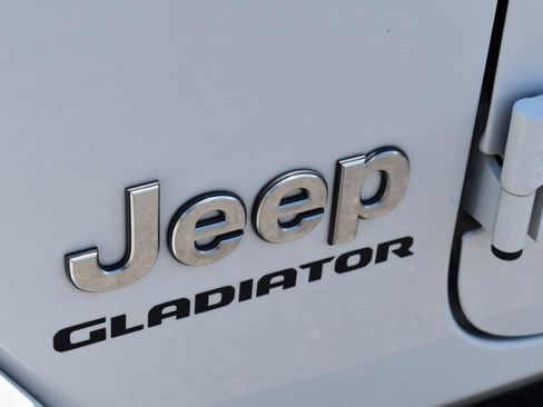 Used 2022 Jeep Gladiator Overland w/ Popular Equipment Package AWD/4WD image 4