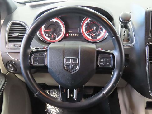 Used 2019 Dodge Grand Caravan SE FWD image 9