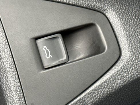 Certified 2025 Volkswagen Jetta SE w/ Sunroof Package image 29