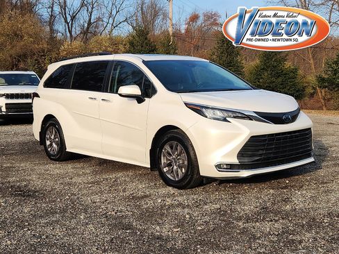 Used 2021 Toyota Sienna XLE image 1