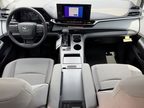 New 2026 Toyota Sienna LE FWD image 9