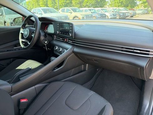 Certified 2025 Hyundai Elantra SE FWD image 30