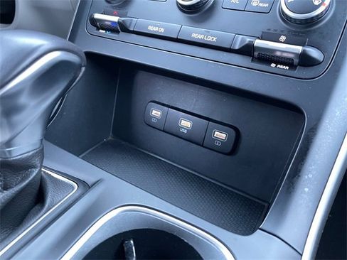 Used 2024 Kia Carnival LX image 27