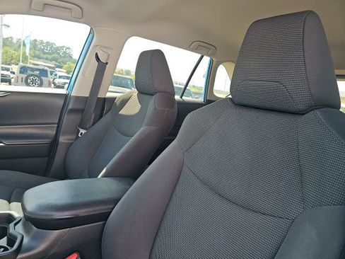 Used 2019 Toyota RAV4 LE FWD image 19