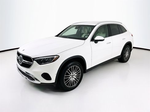 Certified 2025 Mercedes-Benz GLC 300 image 3