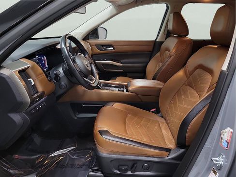 Used 2024 Nissan Pathfinder Platinum image 11