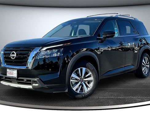New 2025 Nissan Pathfinder SL image 2