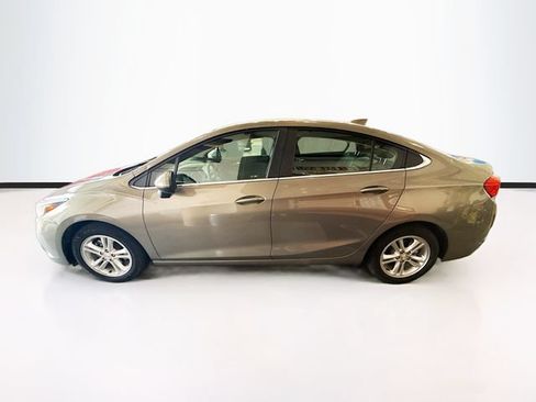 Used 2018 Chevrolet Cruze LT w/ Convenience Package FWD image 9