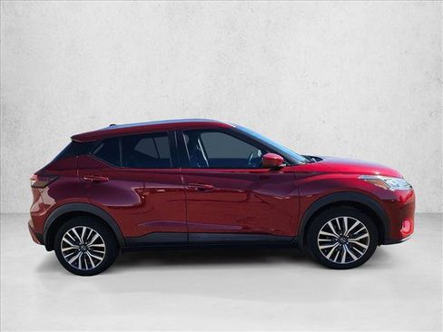 Used 2022 Nissan Kicks SV image 4