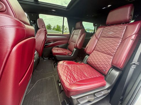 Used 2025 Cadillac Escalade Premium Luxury AWD/4WD image 31
