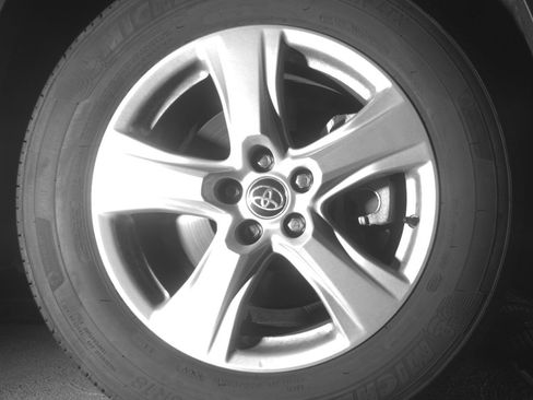 Used 2025 Toyota Highlander LE FWD image 13