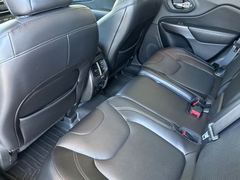 Used 2019 Jeep Cherokee Overland w/ Technology Group AWD/4WD image 13