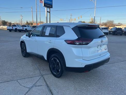 Used 2024 Nissan Rogue SV image 3