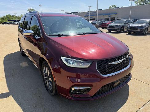 Used 2021 Chrysler Pacifica Limited w/ Uconnect Theater Family Group FWD image 2