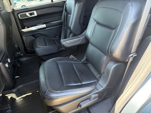 Used 2022 Ford Explorer XLT w/ Equipment Group 202A AWD/4WD image 17