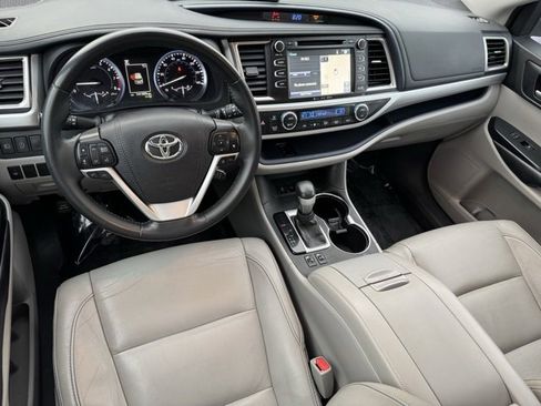 Used 2017 Toyota Highlander XLE image 11